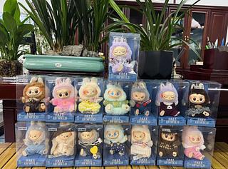 Vestir Labubu brinquedo de vinil pingente calças superiores acessórios Pop Mart sentado festa chaveiro Boneco